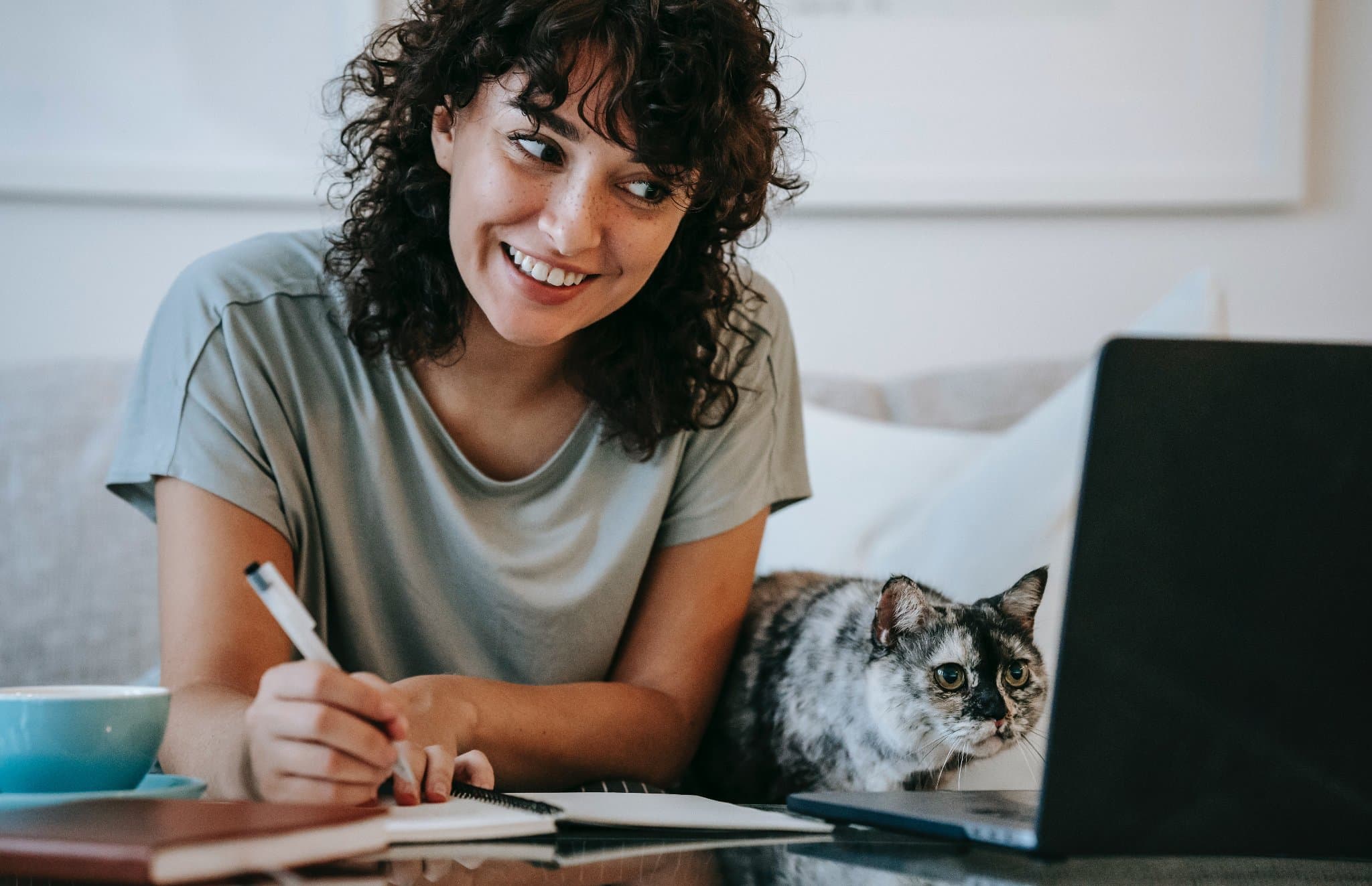 Frau mit Katze bei Online-Weiterbildung