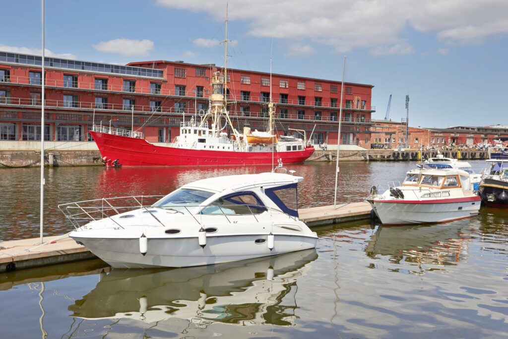 Boote vor media docks Lübeck