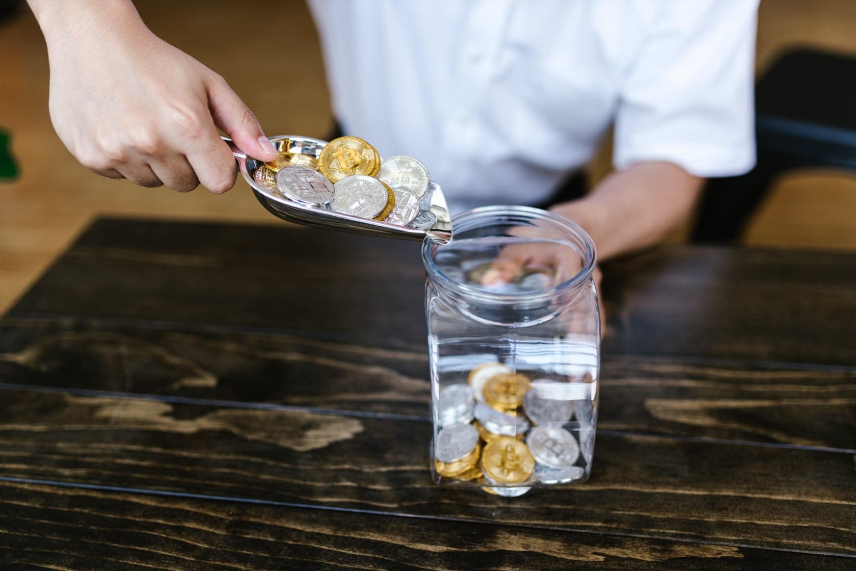 Unternehmer schaufelt Kryptowährungen in ein Glas